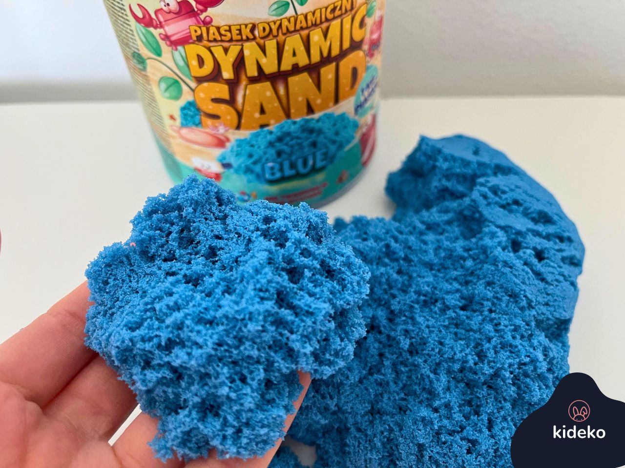 Kinetický piesok TUBAN Blue konzistencia v ruke